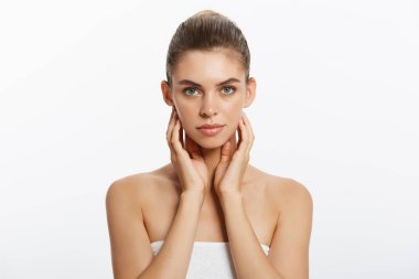 Kameraya mükemmel cilt seyir vasıl beyaz stüdyo geçmiş, Güzellik fotoğraf kavramı, poz yukarı çıplak yapmak güzel kızla.