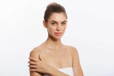 Kameraya mükemmel cilt seyir vasıl beyaz stüdyo geçmiş, Güzellik fotoğraf kavramı, poz yukarı çıplak yapmak güzel kızla.