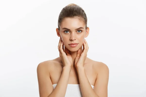 Hermosa chica con maquillaje desnudo posando en el fondo del estudio blanco, concepto de foto de belleza, mirando a la cámara, piel perfecta . — Foto de Stock