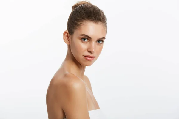 Piękna dziewczyna z makijażu nagie pozowanie studio białym tle, koncepcja zdjęcie uroda, patrząc na kamery, doskonałej skóry. — Zdjęcie stockowe