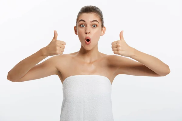 Beautiful young woman with towel showing thumbs up — Stock Photo, Image