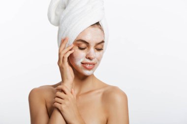 yakın çekim güzel genç kadının başının üstüne krema banyo havlusu ile uygulama