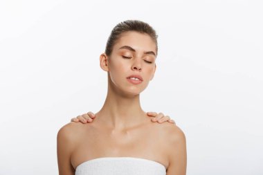 Güzel genç kadın ile el masaj rahatlatıcı. Beyaz arka plan üzerinde izole.