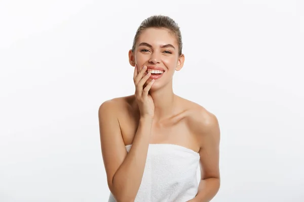 Beautiful smiling girl with clean skin, natural make-up, and white teeth on grey background — Stock Photo, Image