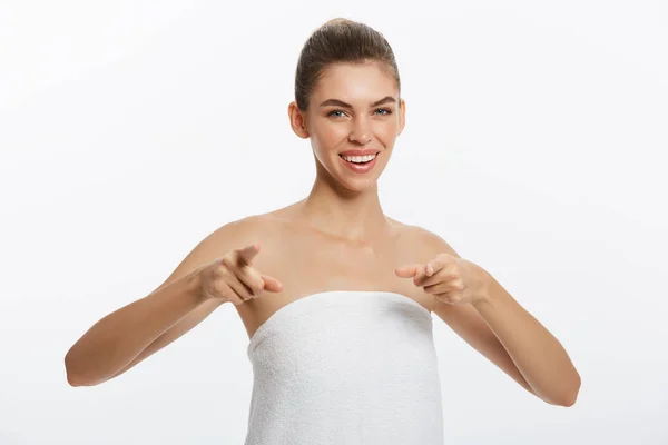 Beautiful smiling girl with clean skin, natural make-up, and white teeth on grey background — Stock Photo, Image