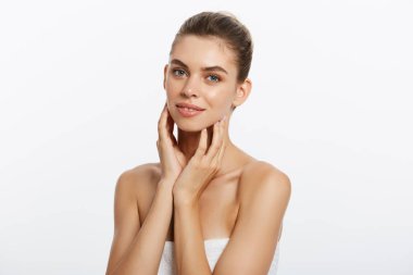 Pürüzsüz cilt doğal makyaj ile hafif bir arka plan üzerinde güzel genç kızla.