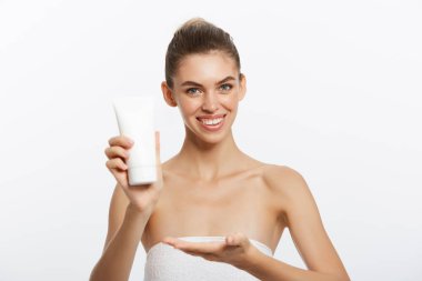 Beyaz arka plan üzerinde izole yüz kremini uygulamadan bir gülümseyen güzel yarı çıplak kadın güzellik portresi kapatın