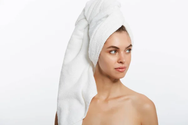 Spa ve güzellik kavramı - mutlu genç kız temiz cilt ve kafasındaki beyaz bir havlu ile yüzünü yıkar. — Stok fotoğraf