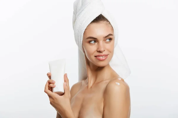 美青年肌ケア コンセプト - 美しい白人女性の顔の肖像画押しクリーム チューブ製品を提示します。美しいスパのモデルの女の子. — ストック写真