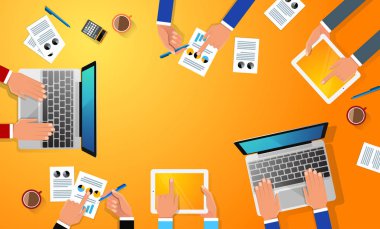 İnsanlar el ile iş işyeri, fincan kahve, dijital tablet, smartphone, kağıtları ve çeşitli office masaya nesneleri. Düz tasarlamak vektör