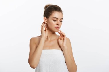 Pürüzsüz cilt doğal makyaj ile hafif bir arka plan üzerinde güzel genç kızla.