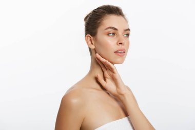 Pürüzsüz cilt doğal makyaj ile hafif bir arka plan üzerinde güzel genç kızla.