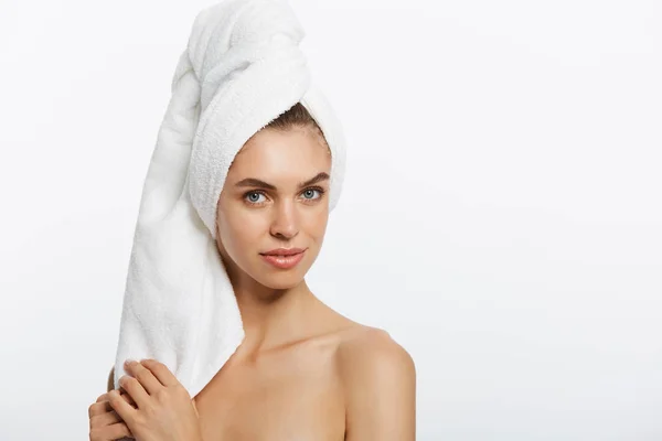 スパとビューティーのコンセプト 幸せな若い女の子きれいな肌と頭に白いタオルを洗う顔 — ストック写真
