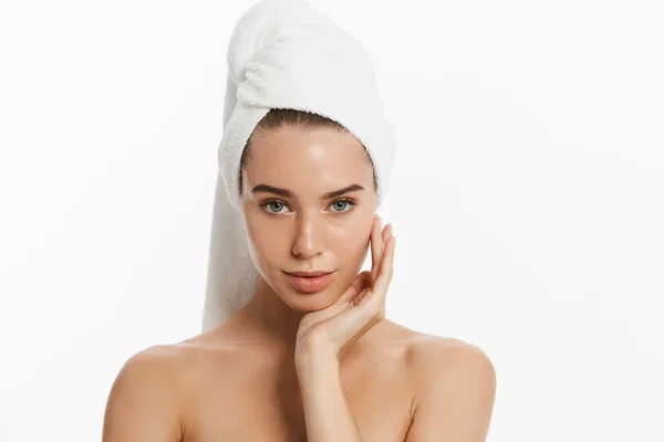 Spa soins de la peau beauté femme portant une serviette après un traitement de beauté. Belle jeune femme avec une peau parfaite isolée sur fond blanc . — Photo