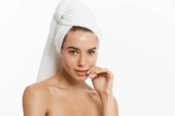 Σπα δέρμα φροντίδα ομορφιά γυναίκα φοράει πετσέτα μαλλιά μετά τη θεραπεία ομορφιάς. Όμορφη νεαρή γυναίκα με το τέλειο δέρμα που απομονώνονται σε λευκό φόντο. — Φωτογραφία Αρχείου