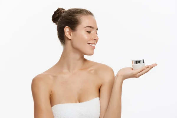 Beauty Youth Skin Care Concept - Linda Mulher Caucasiana Face Portrait segurando e apresentando produto de tubo de creme. Menina modelo Spa bonita com perfeita pele limpa fresca sobre fundo branco — Fotografia de Stock