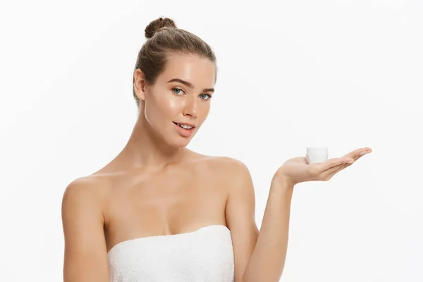 Beauty Youth Skin Care Concept - Beautiful Caucasian Woman Face Portrait holding and presenting cream tube product. Beautiful Spa model Girl with Perfect Fresh Clean Skin over white background — Stock Photo, Image