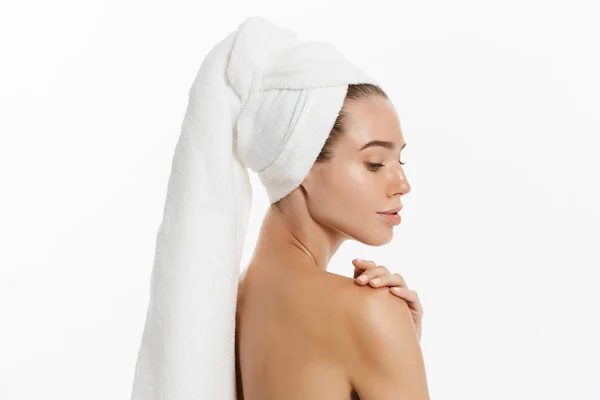 Spa cura della pelle bellezza donna indossa asciugamano per capelli dopo il trattamento di bellezza. Bella giovane donna con pelle perfetta isolata su sfondo bianco . — Foto Stock