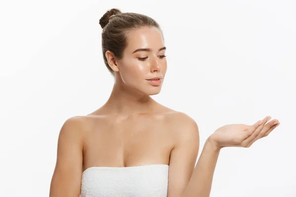 Ομορφιά δέρμα και σπα γυναίκας τυλιγμένο σε πετσέτα εμφάνιση copyspace με το χέρι παρόν στη πλευρά. Απομονωμένα σε λευκό. — Φωτογραφία Αρχείου