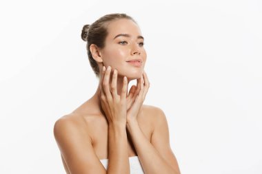 Temiz Taze Ciltli Güzel Genç Kadın kendi yüzüne dokunuyor. Yüz bakımı. Kozmetik, güzellik ve kaplıca.