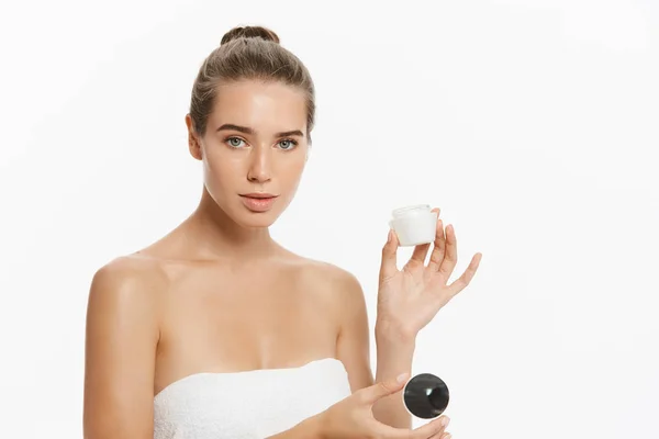 Beauty Youth Skin Care Concept - Linda Mulher Caucasiana Face Portrait segurando e apresentando produto de tubo de creme. Menina modelo Spa bonita com perfeita pele limpa fresca sobre fundo branco — Fotografia de Stock