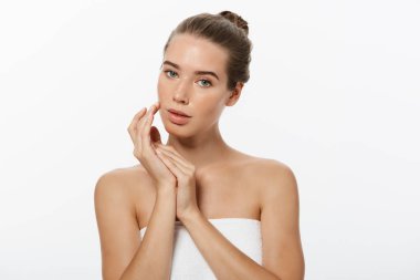 genç bir kadın yüzü beyaz zemin üzerine izole dokunmadan