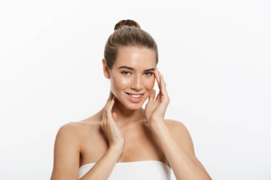 genç bir kadın yüzü beyaz zemin üzerine izole dokunmadan