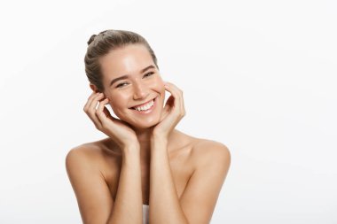 genç bir kadın yüzü beyaz zemin üzerine izole dokunmadan.