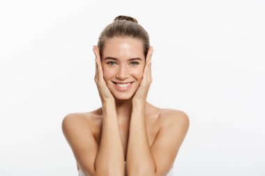genç bir kadın yüzü beyaz zemin üzerine izole dokunmadan