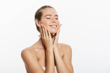 genç bir kadın yüzü beyaz zemin üzerine izole dokunmadan