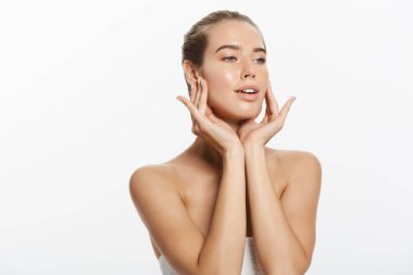 genç bir kadın yüzü beyaz zemin üzerine izole dokunmadan