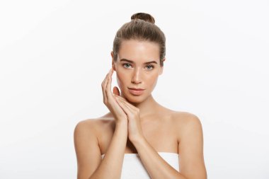 genç bir kadın yüzü beyaz zemin üzerine izole dokunmadan