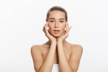 genç bir kadın yüzü beyaz zemin üzerine izole dokunmadan