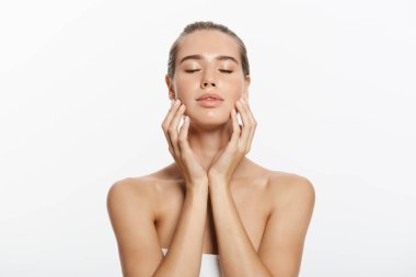 genç bir kadın yüzü beyaz zemin üzerine izole dokunmadan