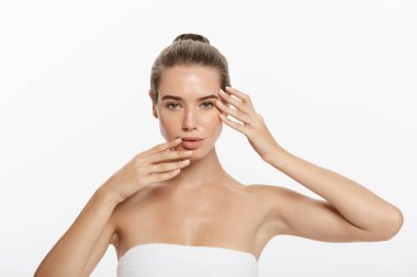 genç bir kadın yüzü beyaz zemin üzerine izole dokunmadan