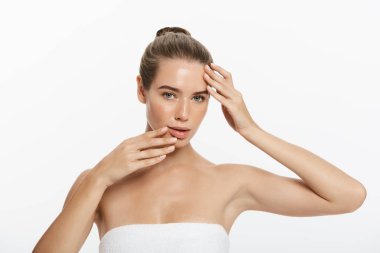 genç bir kadın yüzü beyaz zemin üzerine izole dokunmadan