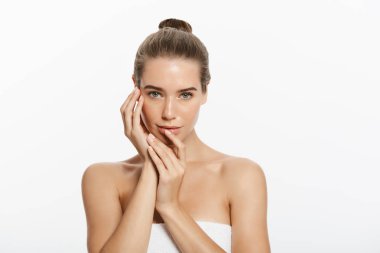 genç bir kadın yüzü beyaz zemin üzerine izole dokunmadan