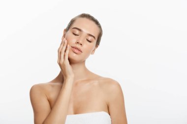 genç bir kadın yüzü beyaz zemin üzerine izole dokunmadan