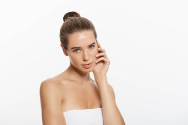 genç bir kadın yüzü beyaz zemin üzerine izole dokunmadan