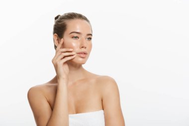 genç bir kadın yüzü beyaz zemin üzerine izole dokunmadan