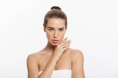 genç bir kadın yüzü beyaz zemin üzerine izole dokunmadan