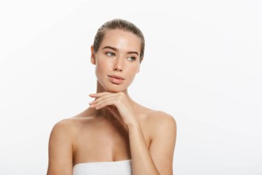 genç bir kadın yüzü beyaz zemin üzerine izole dokunmadan