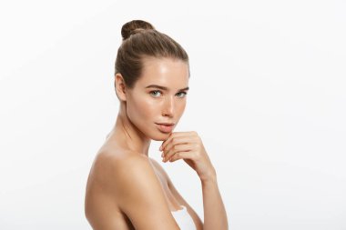 genç bir kadın yüzü beyaz zemin üzerine izole dokunmadan