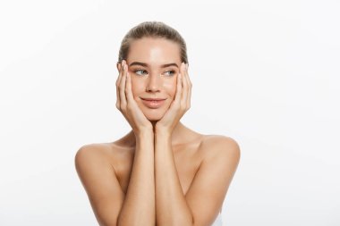 genç bir kadın yüzü beyaz zemin üzerine izole dokunmadan