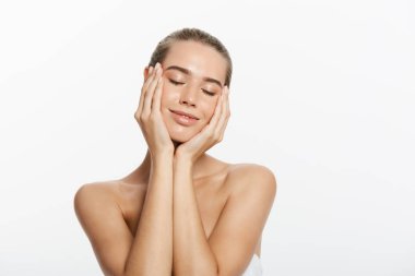 genç bir kadın yüzü beyaz zemin üzerine izole dokunmadan