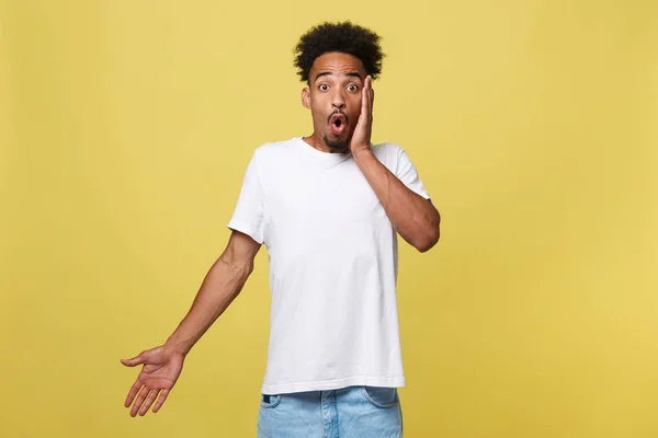 Duygusal ve insanlar kavramı - heyecanlı genç Afro-Amerikan adam şok ve kafasına elele hayretle bağırarak portresi. — Stok fotoğraf