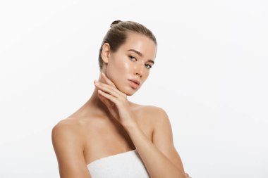 genç bir kadın yüzü beyaz zemin üzerine izole dokunmadan