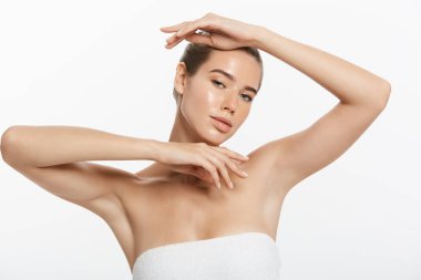 genç bir kadın yüzü beyaz zemin üzerine izole dokunmadan