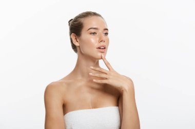 genç bir kadın yüzü beyaz zemin üzerine izole dokunmadan