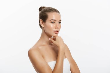 genç bir kadın yüzü beyaz zemin üzerine izole dokunmadan